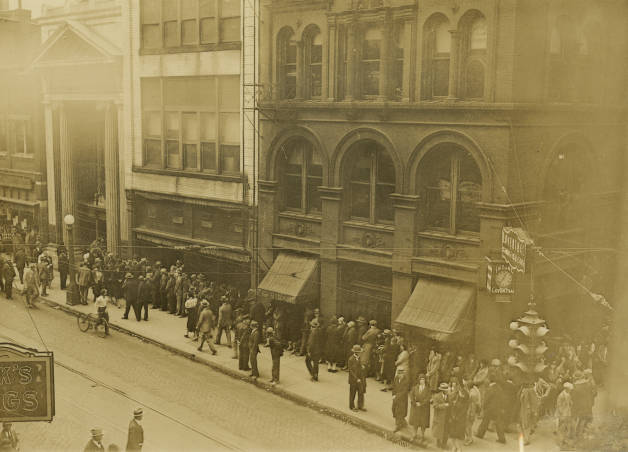 Sepia tone photo of people queued up in front of the Tennessee Hermitage National Bank, Nashville, 1930 November 14
