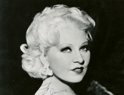 Headshot of an entertainer at the Ryman