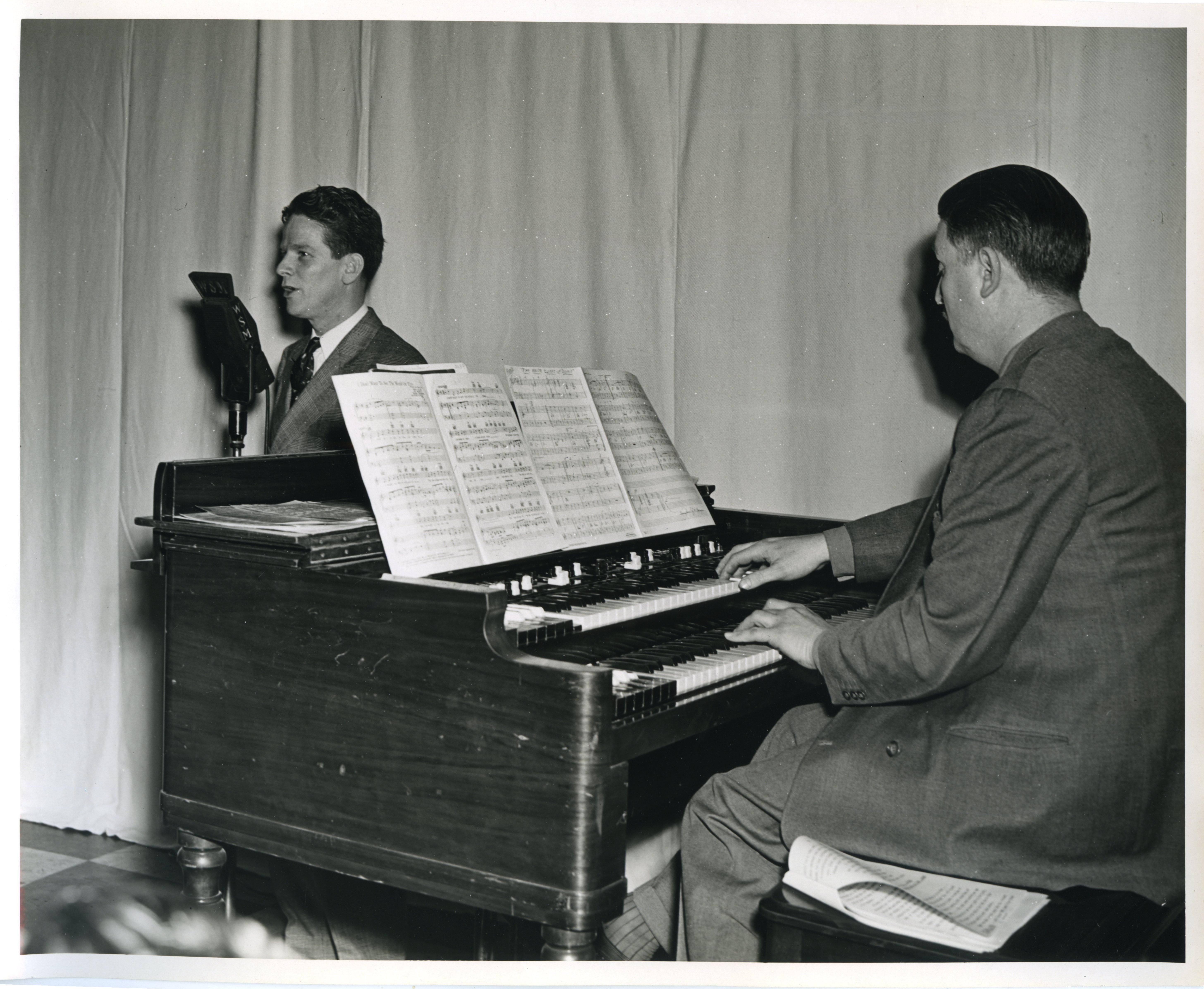 Photo of Snooky Lanson performing in the WSM studio