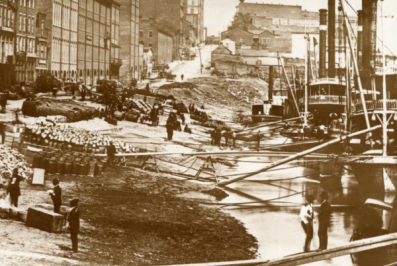 Offloading from the riverboats at the riverfront. Cumberland River in Nashville circa late 19th century.